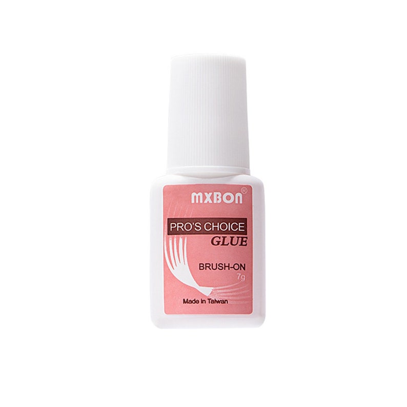 Op de afbeelding: Een witte fles MXBON Pro's Choice Brush-On Glue, 7g. De fles heeft een roze etiket met witte tekst.