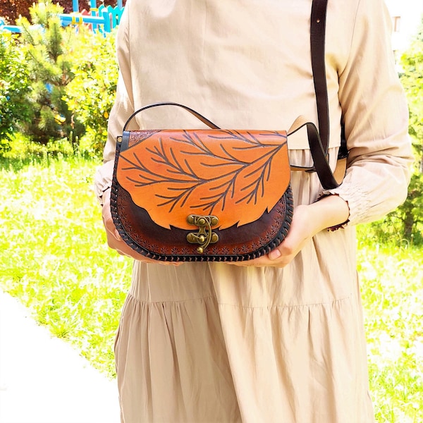 Sac à bandoulière fait main en cuir orange avec motif de feuilles gravées Cadeau parfait pour elle, sac à main vintage pour femme, respectueux de l'environnement et élégant