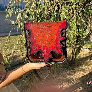 Bolso bandolera de cuero con hojas de sicomoro naranja hecho a mano con patrón de hojas grabadas Bolso de hojas Bolso vintage para mujer Regalo de Halloween