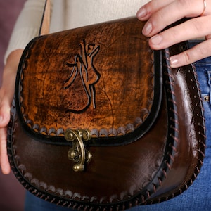 Sac à main traditionnel en cuir pour femme, véritable caucasien personnalisable, cousu à la main, cadeau idéal pour une mère ou une femme, sac à main traditionnel