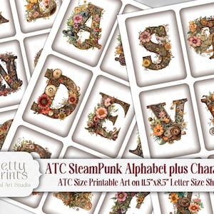 Op de afbeelding: Een set van afdrukbare alfabetletters en -tekens in steampunk-stijl. Elke letter is gemaakt van tandwielen, tandwielen en andere mechanische onderdelen, versierd met bloemen en bladeren. De letters zijn gerangschikt in een rasterpatroon op een witte achtergrond. De tekst "ATC SteamPunk Alphabet plus Characters" en "ATC Size Printable Art on 11.5"x8.5" Letter Size Sheets" staat onderaan de afbeelding.