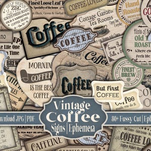 以下が含まれることがあります： ヴィンテージスタイルのコーヒーサインとエフェメラのコラージュ。サインには、「Coffee Lover」、「Fresh Brew」、「But First Coffee」などのテキストを含むさまざまなデザインが施されています。カラーパレットは、ベージュ、ブラウン、ブルーの色調です。