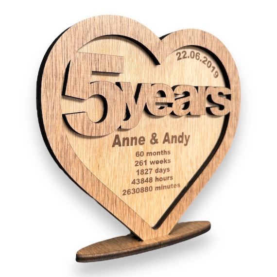 Tarjeta Divertida Para El Quinto Aniversario: Un Corazón De Amor Para Cinco Años De Casados, Una Pareja Feliz Y Peculiar. - México