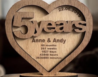 Recuerdo personalizado de madera en forma de corazón para el quinto aniversario de bodas