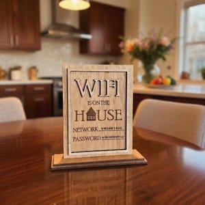 Houten bord met wifi-wachtwoord - "WiFi is on the House" gegraveerd bord met standaard - gepersonaliseerd netwerk en wachtwoord - woondecoratie gemaakt in het VK