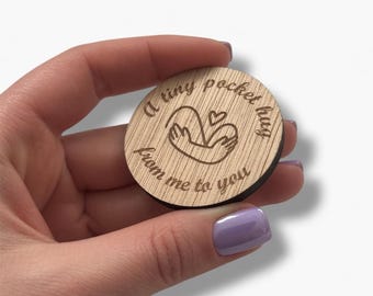 Ficha de bolsillo de madera con forma de abrazo - Un pequeño abrazo de bolsillo de mí para ti, recuerdo de madera grabado, regalo para demostrar que piensas en mí, ficha de amor a distancia