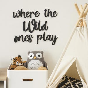 Skylt med manuset "Where The Wild Ones Play" - Sovrum, dörr, väggdekor, svart klistermärke, dörr i trä, svart, tillverkad i Storbritannien, 3 M lim