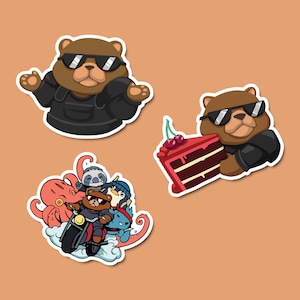 Op de afbeelding: Vier stickerontwerpen met cartoonberen die zonnebrillen dragen. Eén beer rijdt op een motorfiets met andere cartoondieren. Een andere beer houdt een stuk rode taart vast. De andere twee beren dragen zonnebrillen en jassen.