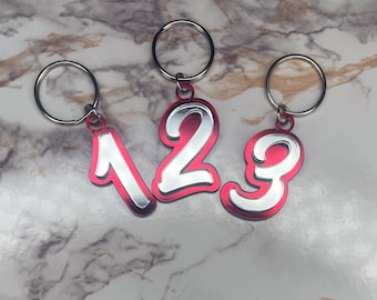 Regelnummer sleutelhanger | Crimson en crème sleutelhanger | Vrouwenclub sleutelhanger | Gepersonaliseerd lijnnummer | Rood en wit