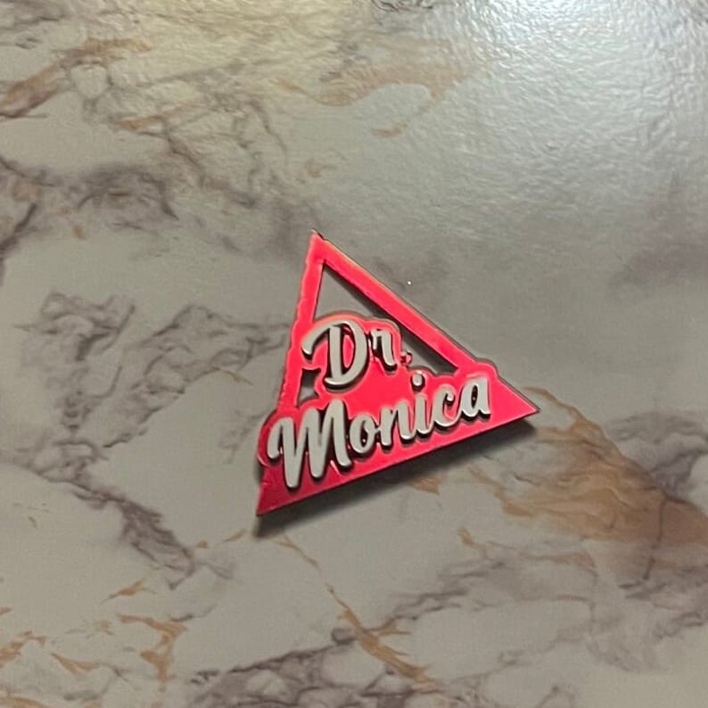 K&ouml;nnte beinhalten: Ein rotes dreieckiges Schild mit wei&szlig;er Aufschrift "Dr. Monica"