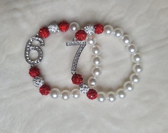 Pulsera con números de línea carmesí y crema