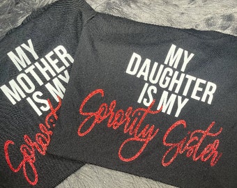 Meine große Schwester ist mein Sorority Schwester-T-Shirt. Tochter, Mutter, Rotes Glitzer T-shirt mit mattem, weißem Text. Shirt blutrot und creme