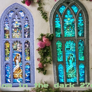 Große GLOW in the DARK 27,5 cm Meerjungfrau Glasmalerei Harz Fenster hohe Ornament handgemalte Wandbehang holographische Requisite