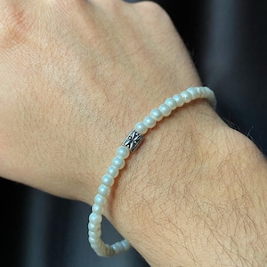 Men&#39;s Acrylic Pearl Bracelet: Minimalist Steel Pendant, 3mm Pearls