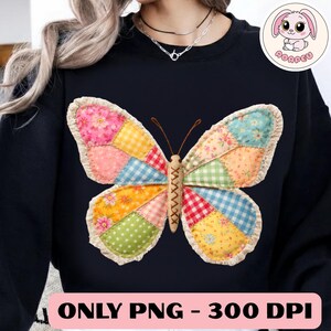 Op de afbeelding: Zwarte sweatshirt met een kleurrijk patchwork vlinderontwerp. De vlinder heeft vleugels met verschillende patronen en kleuren, waaronder roze bloemen, gele ruitjes en blauw geruit. De tekst "ONLY PNG - 300 DPI" staat onderaan.
