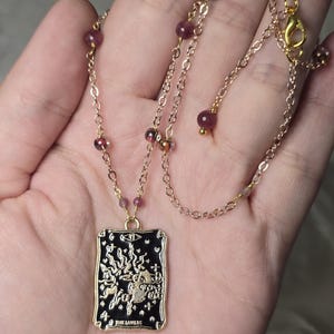 Colar de Pedra do Sol e Cristal de Turmalina Rosa com Carta de Tarô, Os Amantes