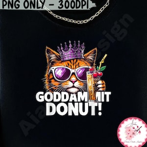 以下が含まれることがあります： サングラスと王冠をつけた漫画の猫が、さくらんぼの入ったカクテルを持っている黒いTシャツ。テキスト「GODDAM MIT DONUT！」は白です。楽しくてカラフルなデザインです。