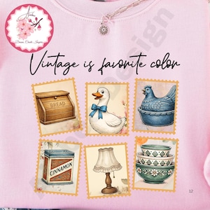 以下が含まれることがあります： 「Vintage is favorite color」の文字が入ったピンク色のスウェットシャツ。パン箱、アヒル、鶏、シナモン缶、ランプ、ボウルのヴィンテージ風イラストが、それぞれ切手フレームの中に描かれています。