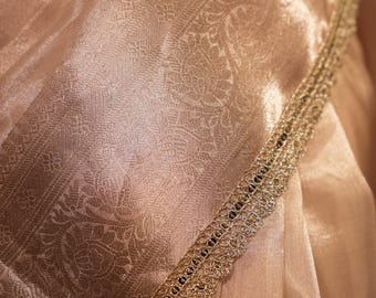 Sari de seda com blusa em marfim e prata com detalhes em zardozi e gotta, estilo Bollywood, ideal para convidadas de casamento indiano, perfeito para presentear mulheres indianas. Marca de seda.