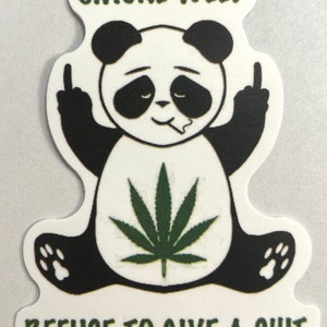 Sticker van Weed Panda Bear die middelvingers geeft