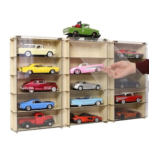 Può includere: Una vetrina in legno con porte in acrilico trasparente per esporre una collezione di auto giocattolo. La vetrina ha più ripiani ed è progettata per contenere una varietà di modelli di auto.