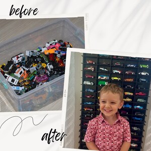 Op de afbeelding: Een voor-en-na foto die een grote plastic container laat zien gevuld met speelgoedauto's en een kind dat voor een aan de muur gemonteerd rek staat met dezelfde speelgoedauto's georganiseerd en tentoongesteld. Het kind glimlacht en draagt een roze en wit gepatroneerd shirt.