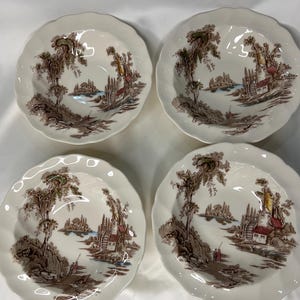 Puede incluir: Juego de cuatro cuencos de sopa de cerámica blanca con un diseño de paisaje marrón y verde. Los cuencos tienen un borde festoneado y presentan una cabaña con una rueda de agua.