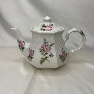 Vintage Sadler England Teapot. Floral design