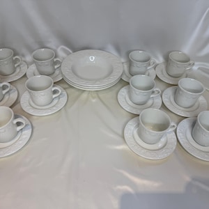 Set di ciotola per zuppa e tazza da caffè con bordo in rilievo con motivo a quadrifoglio di frutta di Franco Giorgi, prodotto in Italia.