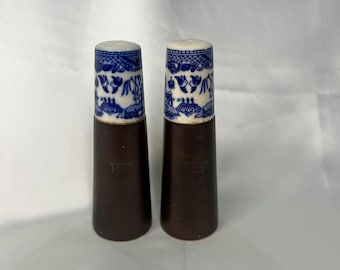 Juego de salero y pimentero de cerámica y madera con diseño vintage de sauce azul, azul y blanco.