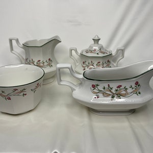 Johnson Brothers „Eternal Beau” z lat 80., ośmiokątny design, sosjerka, dzbanek na mleko/śmietankę, cukierniczka. Miska na kostki cukru. Anglia