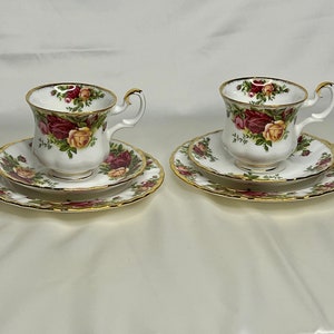 Altes Country Roses Royal Albert Trio Teeservice. Knochenporzellan. England. 2 Sets verfügbar