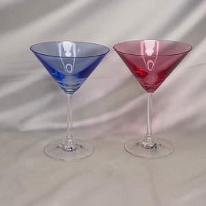 Grote martiniglazen kobaltblauw en roze met heldere steel. 2 beschikbaar.