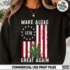 Peut inclure: Un sweat-shirt noir avec une impression graphique d'un drapeau américain stylisé aux rayures rouges et blanches, un champ bleu avec des étoiles blanches en cercle autour du nombre 1776. Des algues vertes recouvrent les rayures avec le texte MAKE ALGAE GREAT AGAIN.