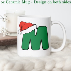 Taza con la letra 'M' de Navidad, taza con la primera inicial, taza con la letra, taza de café con monograma, taza con gorro de Papá Noel, regalos por menos de 30 dólares, taza de regalo de Navidad especializada