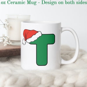 Caneca com letra 'T' de Natal, caneca com a primeira inicial, caneca com letra, caneca de café com monograma, caneca com chapéu de Papai Noel, presentes abaixo de 30, caneca de presente de Natal especializada