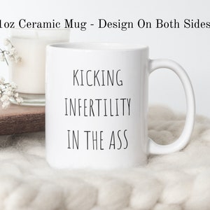 Kubek Kicking Infertility In The Ass, kubek prezentowy dla rodziców IVF, prezent dla mam, prezent dla ojców, ceramiczny kubek do kawy, humor dla dorosłych, inspirujący prezent