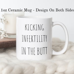 Kubek Kicking Infertility In The Butt, kubek prezentowy dla rodziców IVF, prezent dla mam, prezent dla ojców, ceramiczny kubek do kawy, humor dla dorosłych, inspirujący prezent