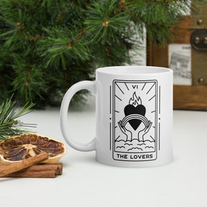 Caneca de carta de tarô dos amantes, caneca de café de tarô, caneca de presente de amantes, caneca de presente de adivinhação, caneca de café exclusiva, presente minimalista, caneca de design de baralho de tarô