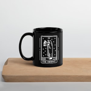 Mug carte de tarot l'ermite, tasse à café noire, tasse cadeau divination tarot, tasse à café en céramique, tasse minimaliste, tasse cadeau pleine conscience introvertie
