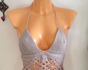 Haut dos nu taupe au crochet fleuri