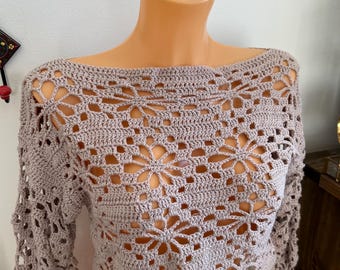 Haut fleuri au crochet à manches longues