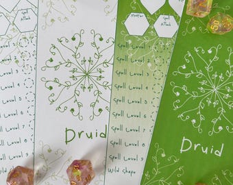 Può includere: Un foglio di personaggio verde e bianco per un druido in un gioco di Dungeons and Dragons. Il foglio ha uno sfondo verde con viti e foglie bianche. Il foglio ha un titolo che dice "Druido" e ha spazi per il nome del personaggio, AC, modificatore, attacco incantesimo e livelli di incantesimo. Il foglio ha anche uno spazio per l'abilità di forma selvaggia del personaggio.
