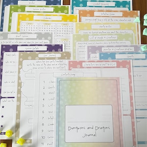 Op de afbeelding: Een kleurrijk Dungeons and Dragons-dagboek met pagina's voor het bijhouden van karakterdetails, gevechtstekeningen en quests. Het dagboek heeft een roze, blauwe en gele kleurschema met een regenboogverloop op de omslag.