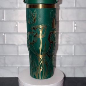 Graverad 940 g Stanley IceFlow-mugg, guldfärgade tulpaner och fjärilar