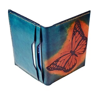 Cartera de cuero hecha a mano con forma de mariposa, minicartera para tarjetas, cartera con patrón de polilla monarca, ranuras para tarjetas grabadas, tarjetero pequeño de cuero