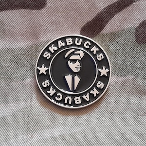 Pin de esmalte de Skabucks: skinhead de dos tonos, reggae, ska, troyano y antirracismo