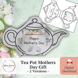 Op de afbeelding: Een witte, theepotvormige cadeaubon met de tekst "Happy Mother's Day" en bloemen- en insectenillustraties. Inclusief een theezakje en een PDF-downloadoptie. Een uniek cadeau-idee.