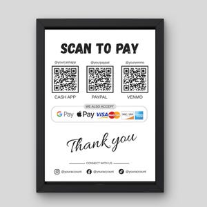 Puede incluir: Un letrero en blanco y negro enmarcado con el texto "SCAN TO PAY" en la parte superior. Debajo hay códigos QR para Cash App, PayPal y Venmo. El letrero también muestra opciones de pago como Google Pay, Apple Pay y tarjetas de crédito. Las palabras "Thank you" están escritas en cursiva.