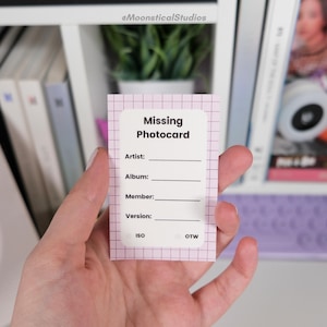 Könnte beinhalten: Eine rechteckige Karte mit einem hellrosa Gittermuster-Rand und einer weißen Mitte. Der Text lautet Missing Photocard, Artist, Album, Member und Version, jeweils mit einer Leerzeile zum Ausfüllen. Unten stehen die Bezeichnungen ISO und OTW.